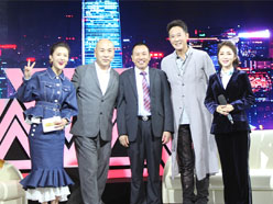 新望董事長(zhǎng)羅永輝與著名歌星劉尊老師、汪正正老師、郭津彤老師、主持人雅琪在北京電視臺(tái)錄制節(jié)目現(xiàn)場(chǎng)親切合影